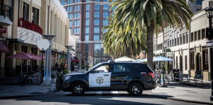 Pá breise do phóilíní dátheangacha in California