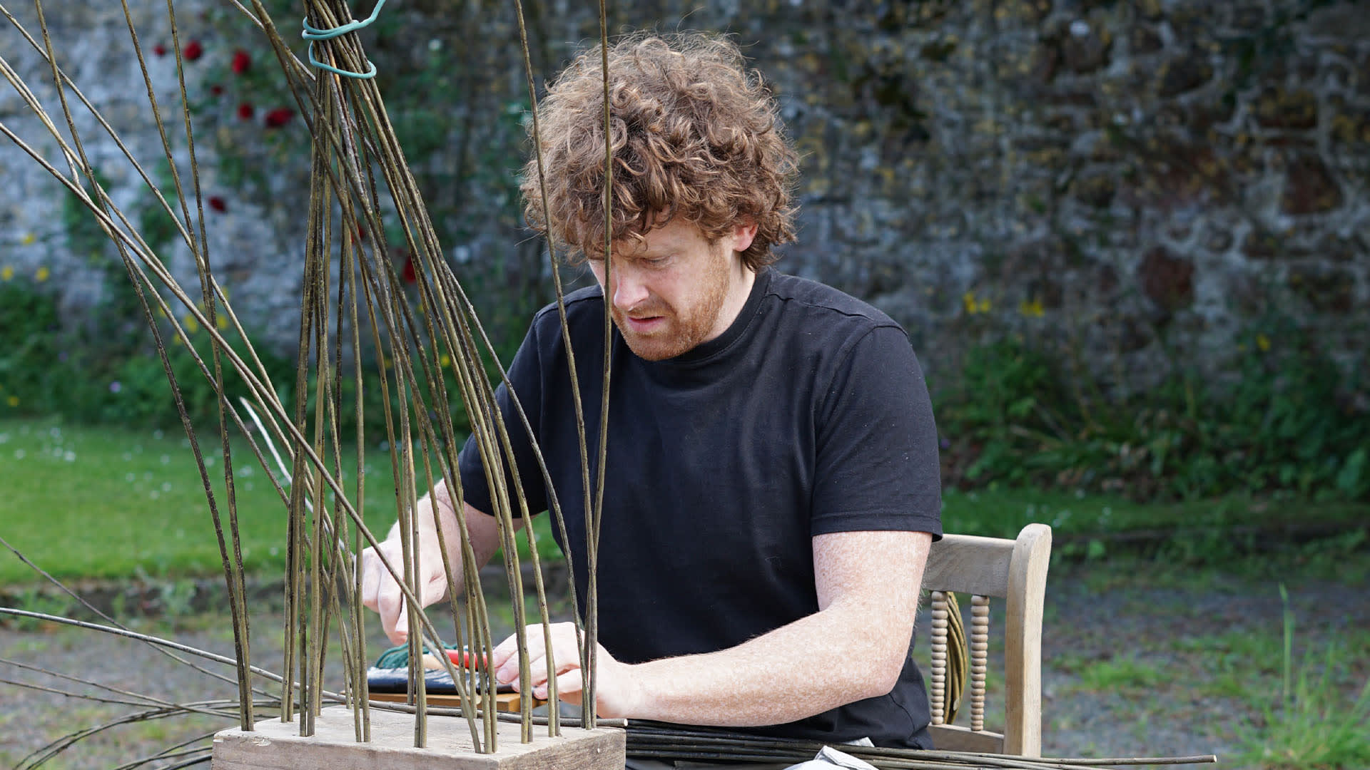 Sraith thaitneamhach shuimiúil faoi phobal bisiúil Ráth Chairn