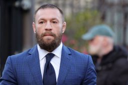 Lucht agóide sa Ghaeltacht sásta gur tharraing Conor McGregor aird ar a gcás 