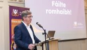 Amhras ar an bhForas Pátrúnachta an fiú fanacht ina mball ar thascfhórsa gaeloideachais na Roinne Oideachais