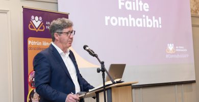 Amhras ar an bhForas Pátrúnachta an fiú fanacht ina mball ar thascfhórsa gaeloideachais na Roinne Oideachais