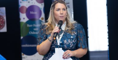 An intleacht shaorga ina ‘háis’ seachas ina fadhb don teagasc trí Ghaeilge – ETB