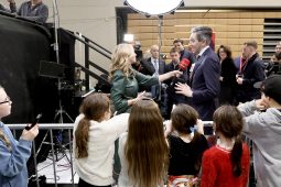 ‘Ná creid duine ar bith go hiomlán’ – 20 nod don iriseoir óg