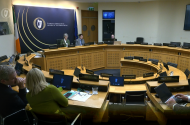 Imní ar SIPTU go gcuirfeadh sprioc earcaíochta an rialtais don Ghaeilge as do chaighdeán an chúraim a fhaigheann othair