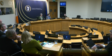 Coiste Oireachtais nua na Gaeilge tagtha le chéile den chéad uair