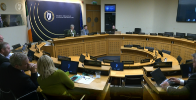 Imní ar SIPTU go gcuirfeadh sprioc earcaíochta an rialtais don Ghaeilge as do chaighdeán an chúraim a fhaigheann othair