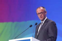 Teipthe ar Merz faomhadh an Bundestag a fháil le bheith ina sheansailéir