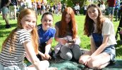 GAILEARAÍ: An ghrian amuigh agus scoth an deireadh seachtaine ag Féile na Bealtaine sa Daingean