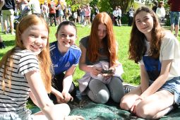 GAILEARAÍ: An ghrian amuigh agus scoth an deireadh seachtaine ag Féile na Bealtaine sa Daingean