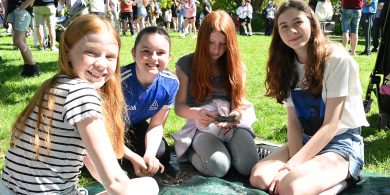 GAILEARAÍ: An ghrian amuigh agus scoth an deireadh seachtaine ag Féile na Bealtaine sa Daingean