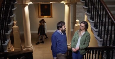 GNÉ-ALT FÓGRAÍOCHTA: An suim leat cur le do chumas seirbhísí dlí a thairiscint trí Ghaeilge le hArd-Dioplóma sa Dlí-Chleachtadh trí Ghaeilge?