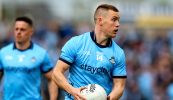 Lucht na hardchathrach ar an mbóthar siar tráthnóna buí gréine agus iad sa tóir ar an sean-splanc