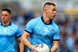 Lucht na hardchathrach ar an mbóthar siar tráthnóna buí gréine agus iad sa tóir ar an sean-splanc