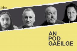 Ag gáirí faoi chaint Mháirtín Uí Chadhain ar an WhatsApp agus ‘carnabhal mearbhaill’ Kneecap