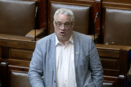Ceisteanna le freagairt ag an Roinn agus Údarás na Gaeltachta faoi úsáid agus forbairt an AI – Sinn Féin