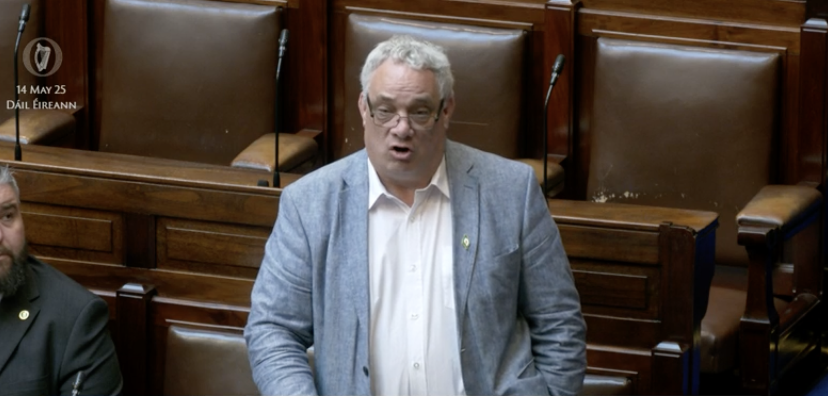 Ceisteanna le freagairt ag an Roinn agus Údarás na Gaeltachta faoi úsáid agus forbairt an AI – Sinn Féin