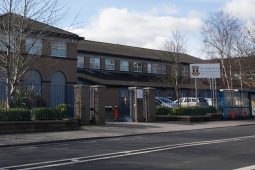 An naomh a bhfuarthas a thaisí i scoil i mBaile Átha Cliath agus an cainteoir dúchais Gaeilge