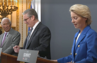 Ba gheall le páistí scoile iad Starmer agus von der Leyen ag fanacht le moladh ón máistir