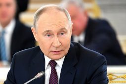 Putin ag iarraidh tíortha na hEorpa a dheighilt óna chéile faoi chás na hÚcráine agus na Meiriceánaigh ag seasamh siar