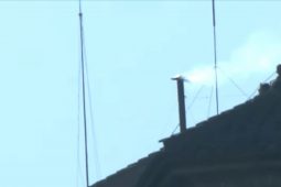Deatach bán sa Vatacáin agus Pápa nua tofa sa Róimh