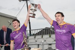 Gaeil na Mí ag ceiliúradh agus coirn na bhfear ag Comórtas Peile na Gaeltachta buaite ag Bhulf Tón agus Clann na nGael