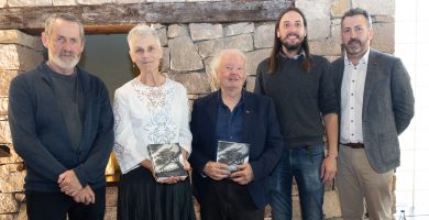 GAILEARAÍ: Slua mór ag seoladh leabhair de bhlúirí ó fhoclóir an Chadhnaigh