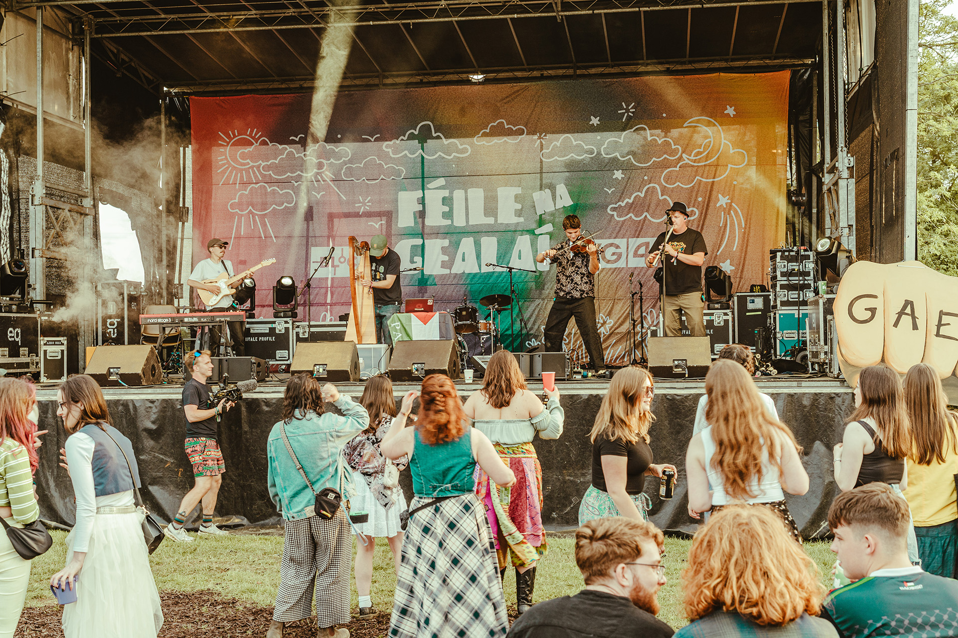 GAILEARAÍ: Féasta ceoil is scoth an deireadh seachtaine ag Féile na Gealaí i Ráth Chairn