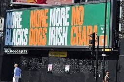 ‘More Blacks, More Dogs, More Irish, Mo Chara’ – clár fógraíochta ag tacú le ball Kneecap curtha in airde i Londain