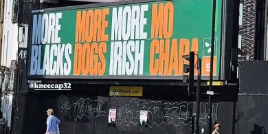 ‘More Blacks, More Dogs, More Irish, Mo Chara’ – clár fógraíochta ag tacú le ball Kneecap curtha in airde i Londain