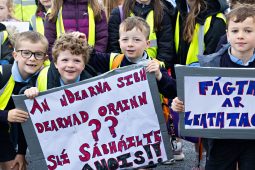 Maoiniú fógartha don Spidéal ach tuismitheoirí Chois Fharraige fós i mbun agóide faoin R336