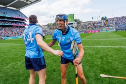 Grianstad an tsamhraidh agus an eachtra iomána nach raibh aon duine ag súil léi