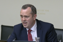 Moladh déanta ag Teachta Dála de chuid an rialtais go bhfostódh Údarás na Gaeltachta oifigigh pleanála teanga