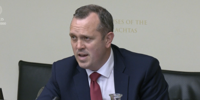Moladh déanta ag Teachta Dála de chuid an rialtais go bhfostódh Údarás na Gaeltachta oifigigh pleanála teanga