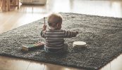 ‘Da-da-da’ agus ‘lá-lá-lá’ – bunchlocha na cainte, na léitheoireachta agus na scríbhneoireachta