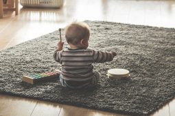 ‘Da-da-da’ agus ‘lá-lá-lá’ – bunchlocha na cainte, na léitheoireachta agus na scríbhneoireachta