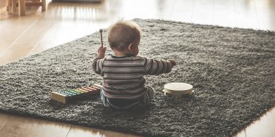 ‘Da-da-da’ agus ‘lá-lá-lá’ – bunchlocha na cainte, na léitheoireachta agus na scríbhneoireachta