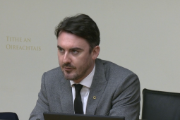‘Tabhair buntáiste do mhic léinn a dhéanann cúrsa Gaeilge breise mar chuid dá gcéim’