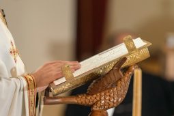 ‘Those wedding bells will never ring for me’ –  an gcaithfear deis phósta a thabhairt don sagart?