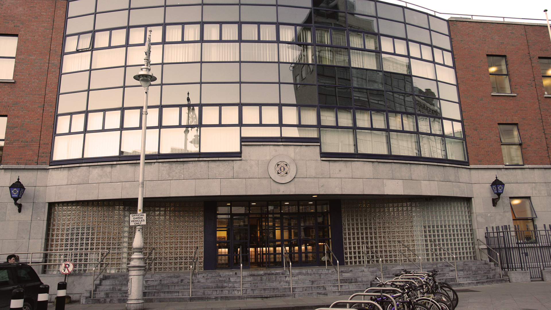 Scéalta ón stáisiún póilíní is gnóthaí san Eoraip