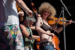 Caithfear cuireadh go dtí an tOireachtas a thabhairt do cheannródaí ceoil na hIorua