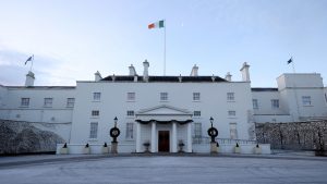 An pholaitíocht ag éirí níos lárnaí sa rás don oifig is lú sa tír a bhfuil polaitíocht ag baint léi