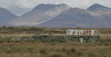Radharc ar shaol nua sna spéartha dorcha i gConamara