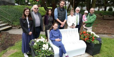 Binse tiomnaithe do Chaitlín Maude ag Ollscoil na Gaillimhe