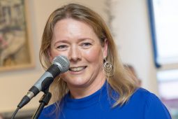 GAILEARAÍ: Albam nua le Bríd Ní Mhaoilchiaráin d’amhráin mhóra Chonamara seolta i gCarna