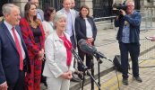 ‘Am na cinniúna é don tír’ – a feachtas uachtaránachta seolta ag Catherine Connolly 