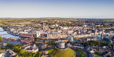 Cuireadh deireadh le comhairlí baile in 2014 ach tá a n-athbheochan geallta… uair éigin
