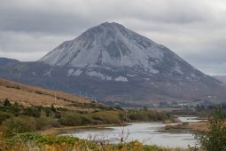 Tarrtháil tugtha ar shiúlaí sléibhe ar an Earagail