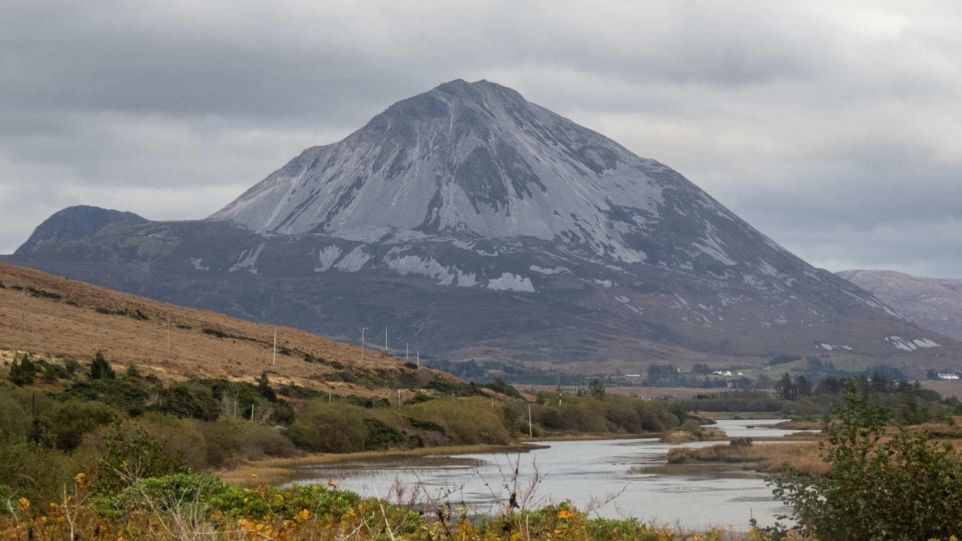 Tarrtháil tugtha ar shiúlaí sléibhe ar an Earagail