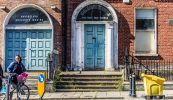 ‘Baineann sé stangadh asam’ – Iontas léirithe ag aire rialtais go bhfuil Gaelscoil ag fanacht breis is 20 bliain ar fhoirgneamh nua