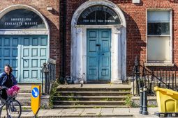 ‘Baineann sé stangadh asam’ – Iontas léirithe ag aire rialtais go bhfuil Gaelscoil ag fanacht breis is 20 bliain ar fhoirgneamh nua
